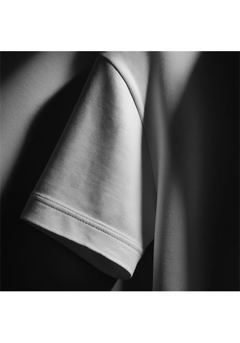White men's Paolo Pecora T-shirt in pure cotton jersey. Minimal design with no breast pocket, center back seam and tailored details made in Italy. PAOLO PECORA |  | F022 41381101